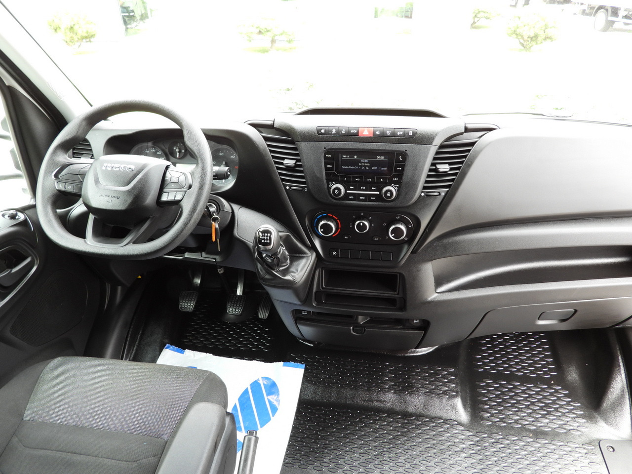 Furgoneta con lona IVECO DAILY 35S18 TARPAULIN LIFT 10 PALLETS WEBASTO CRUISE CONTROL PNEUMATICS AIR CONDITIONING  180HP: foto 35