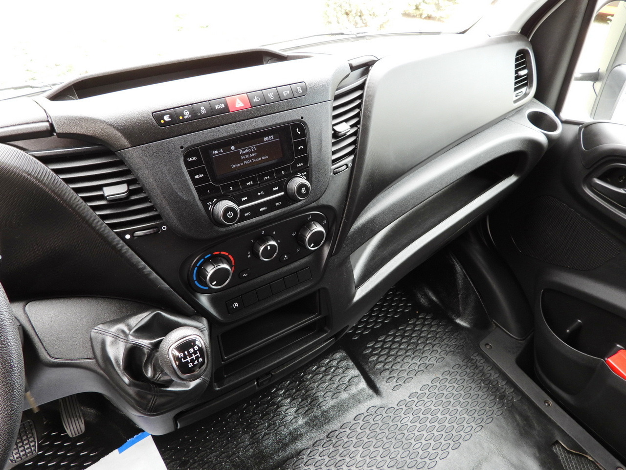 Furgoneta con lona IVECO DAILY 35S18 TARPAULIN LIFT 10 PALLETS WEBASTO CRUISE CONTROL PNEUMATICS AIR CONDITIONING  180HP: foto 39
