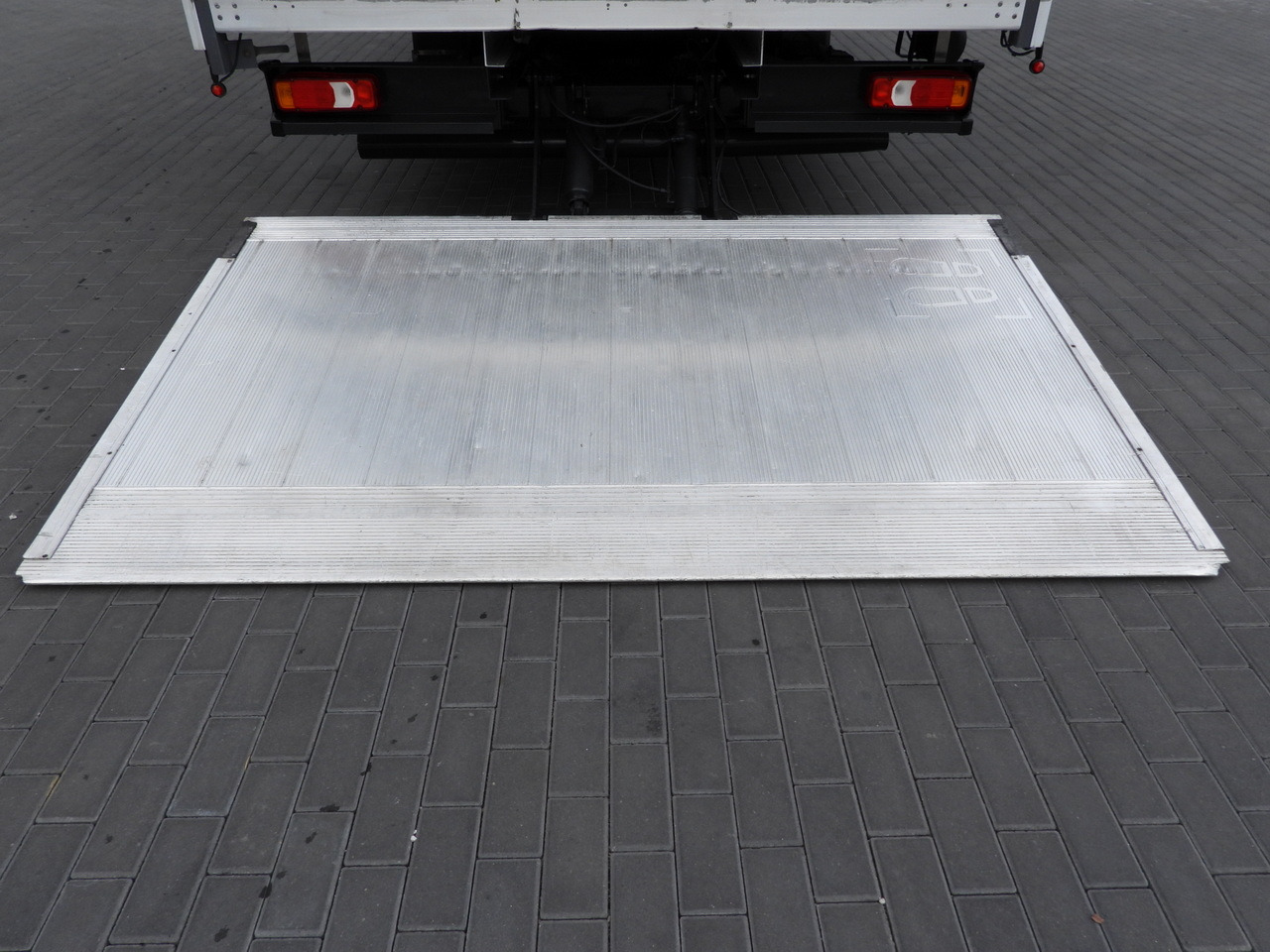 Furgoneta con lona IVECO DAILY 35S18 TARPAULIN LIFT 10 PALLETS WEBASTO CRUISE CONTROL PNEUMATICS AIR CONDITIONING  180HP: foto 24