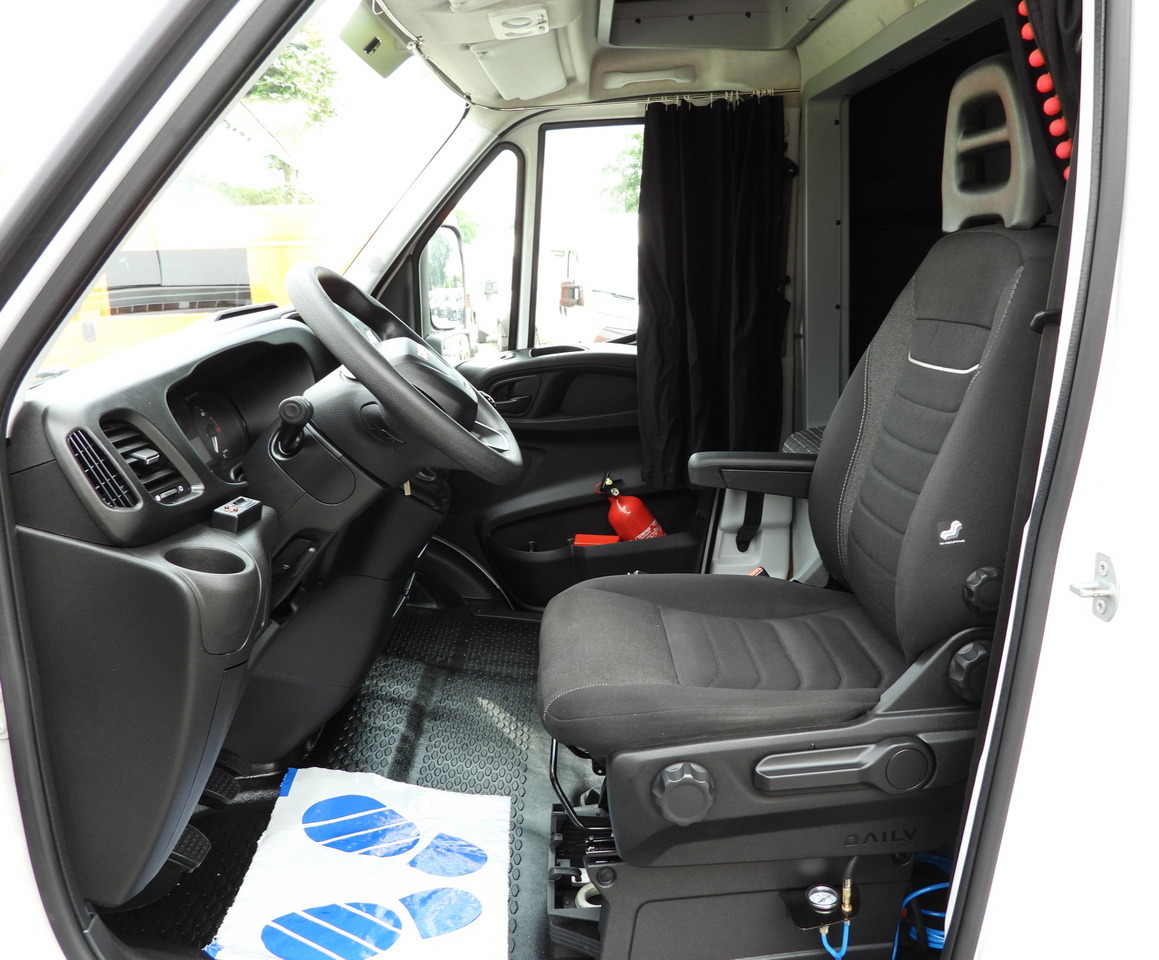 Furgoneta con lona IVECO DAILY 35S18 TARPAULIN LIFT 10 PALLETS WEBASTO CRUISE CONTROL PNEUMATICS AIR CONDITIONING  180HP: foto 32
