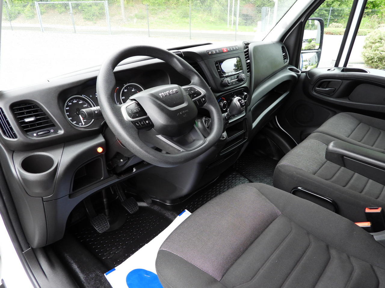 IVECO DAILY 35S18 TARPAULIN LIFT 8 PALLETS WEBASTO CRUISE CONTROL LED LIGHTS AIR CONDITIONING 180HP - Furgoneta con lona: foto 2 IVECO DAILY 35S18 TARPAULIN LIFT 8 PALLETS WEBASTO CRUISE CONTROL LED LIGHTS AIR CONDITIONING 180HP - Furgoneta con lona: foto 2