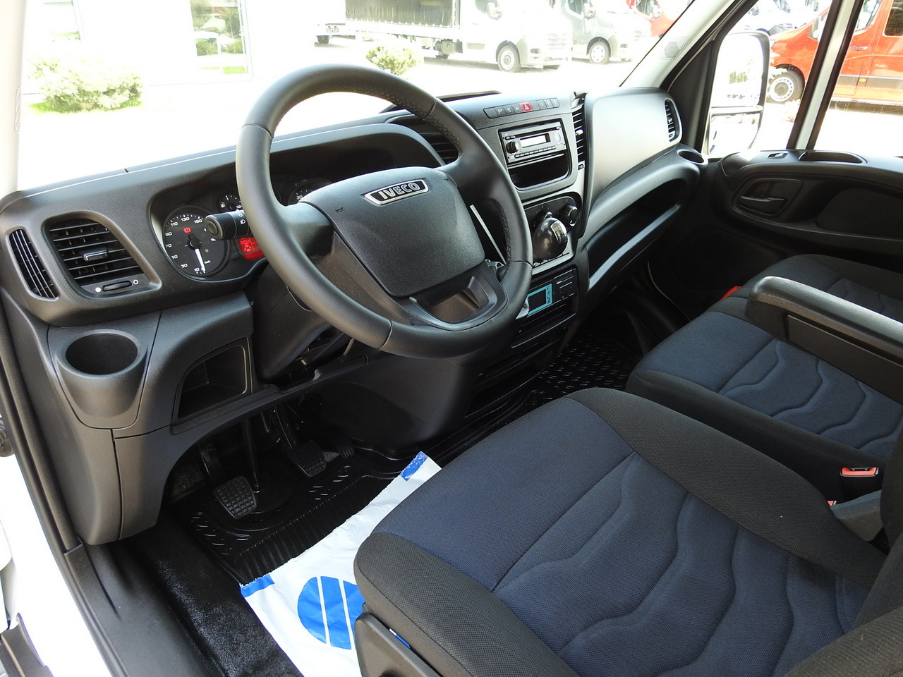 IVECO DAILY 50C15 REGRIGERATOR BOX -5*C POWER SUPPLY 230V AIR CONDITIONING TWIN WHEELS 150HP - Furgoneta frigorifica: foto 2 IVECO DAILY 50C15 REGRIGERATOR BOX -5*C POWER SUPPLY 230V AIR CONDITIONING TWIN WHEELS 150HP - Furgoneta frigorifica: foto 2