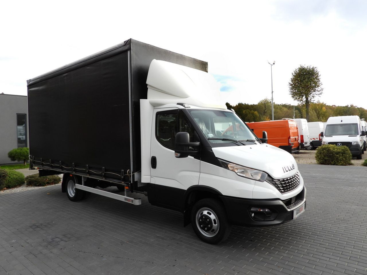 IVECO DAILY 50C17 TARPAULIN 10 PALLETS CRUISE CONTROL PNEUMATICS TWIN WHEELS AIR CONDITIONING 180HP - Furgoneta con lona: foto 4 IVECO DAILY 50C17 TARPAULIN 10 PALLETS CRUISE CONTROL PNEUMATICS TWIN WHEELS AIR CONDITIONING 180HP - Furgoneta con lona: foto 4