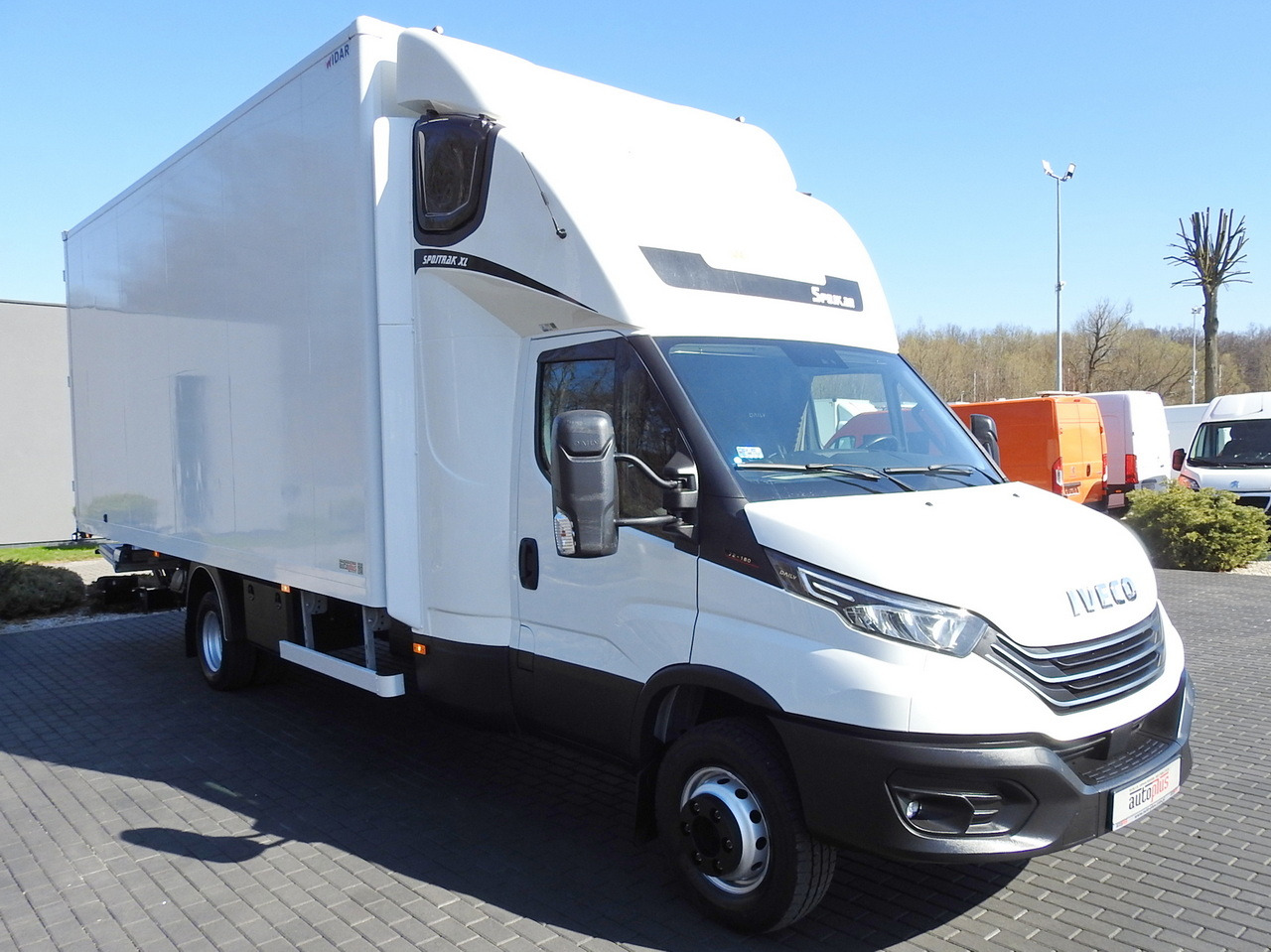 IVECO DAILY 70C18 BOX LIFT 14 PALLETS WEBASTO CRUISE CONTROL NAVIGATION LED LIGHTS TWIN WHEELS AIR CONDITIONING  180HP - Furgoneta caja cerrada: foto 4 IVECO DAILY 70C18 BOX LIFT 14 PALLETS WEBASTO CRUISE CONTROL NAVIGATION LED LIGHTS TWIN WHEELS AIR CONDITIONING  180HP - Furgoneta caja cerrada: foto 4