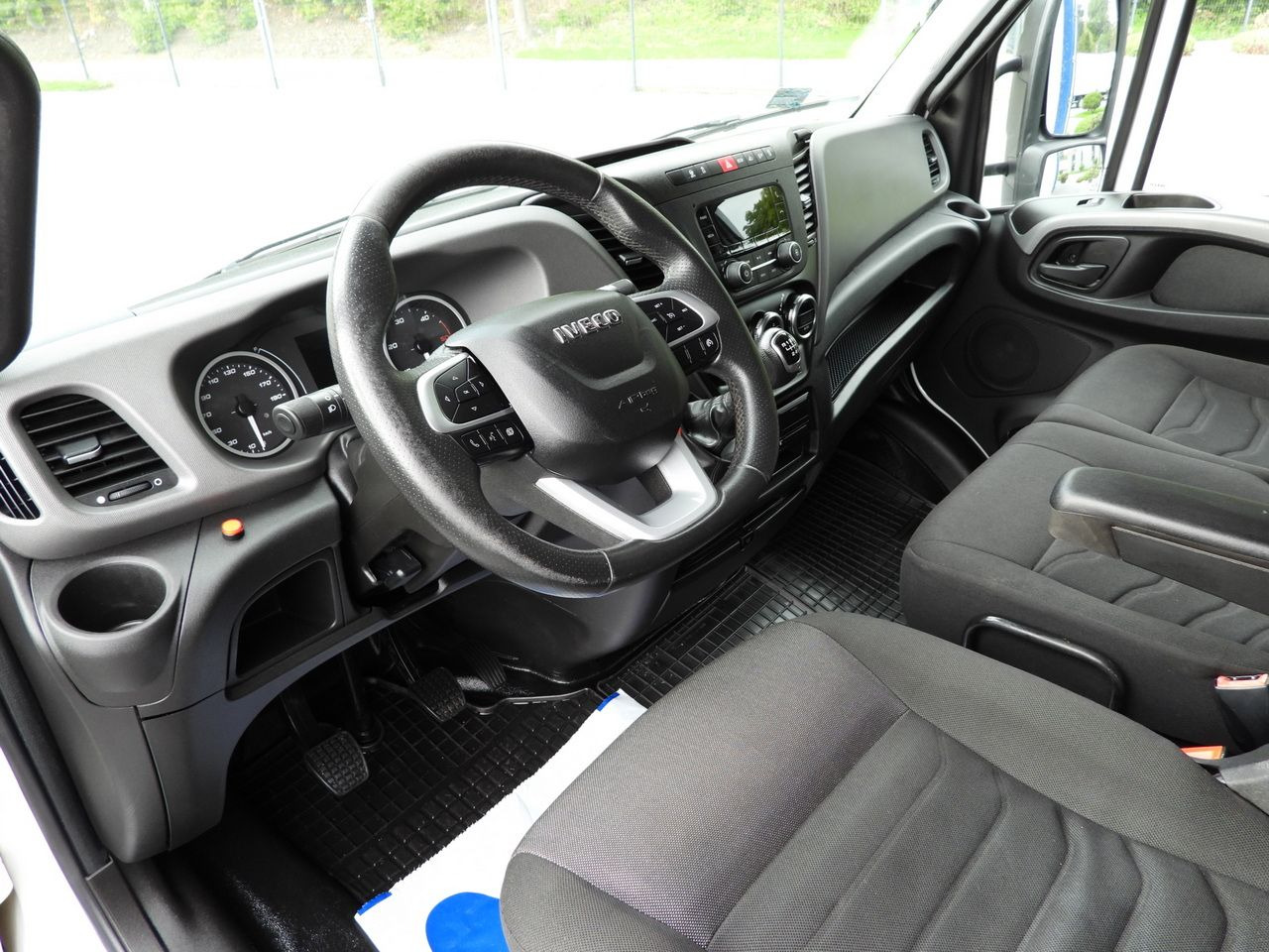 IVECO DAILY 72C18 TARPAULIN LIFT 14 PALLETS WEBASTO CRUISE CONTROL LED LIGHTS TWIN WHEELS AIR CONDITIONING 180HP - Furgoneta con lona: foto 2 IVECO DAILY 72C18 TARPAULIN LIFT 14 PALLETS WEBASTO CRUISE CONTROL LED LIGHTS TWIN WHEELS AIR CONDITIONING 180HP - Furgoneta con lona: foto 2