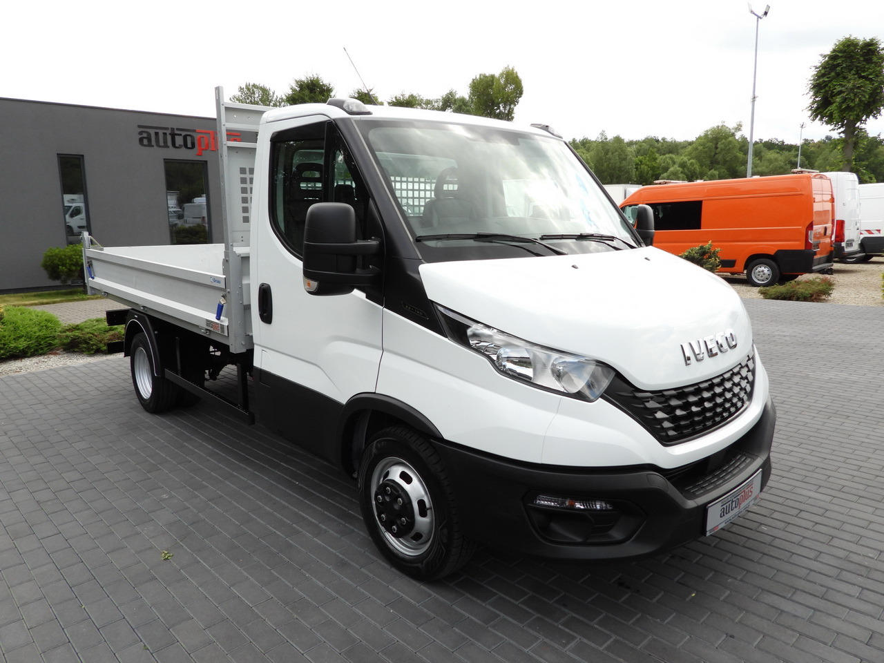 IVECO DAILY CRUISE CONTROL TWIN WHEELS AIR CONDITIONING 140HP - Furgoneta basculante: foto 4 IVECO DAILY CRUISE CONTROL TWIN WHEELS AIR CONDITIONING 140HP - Furgoneta basculante: foto 4