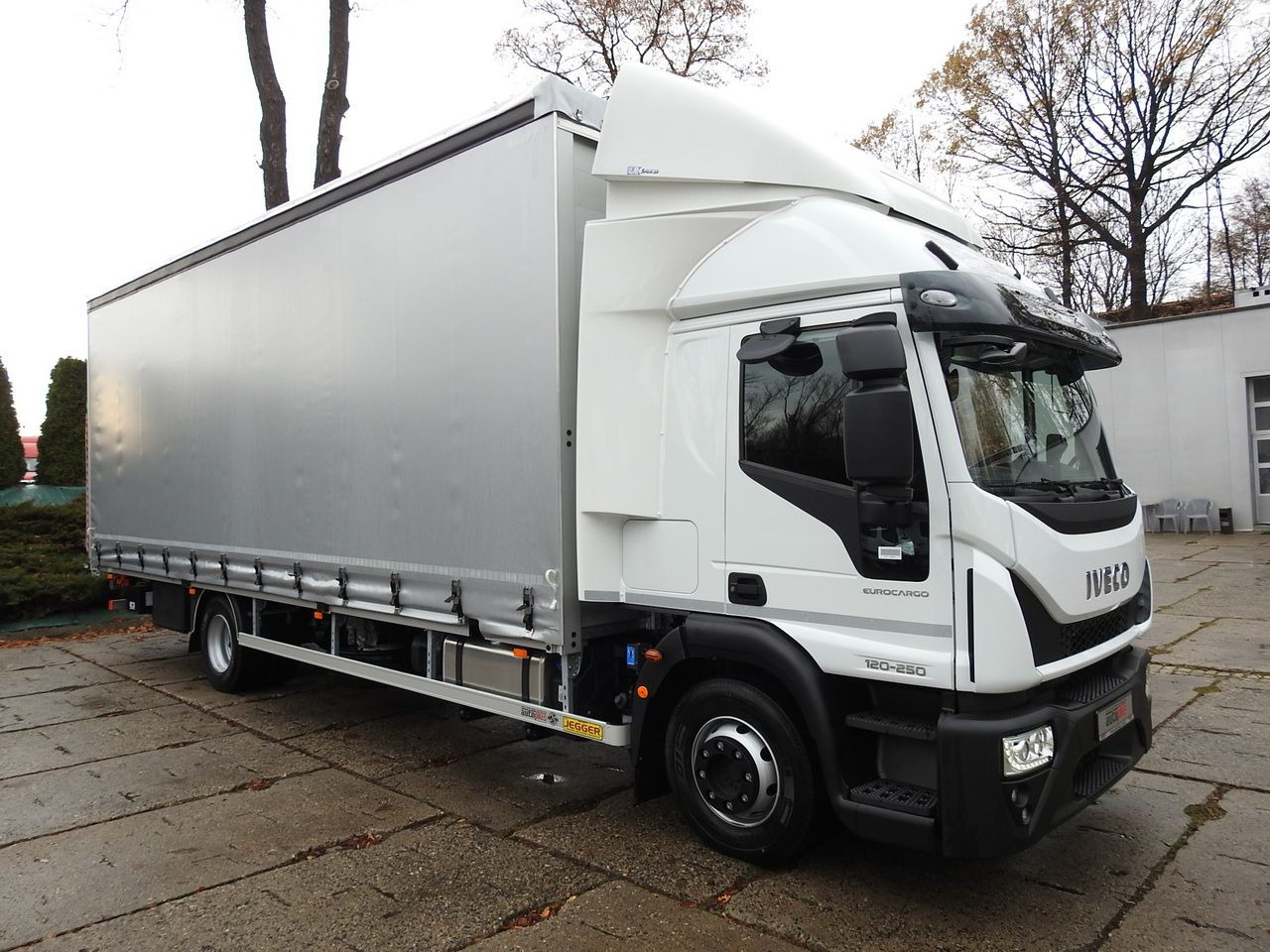 IVECO EUROCARGO 120-250 NEW TARPAULIN LIFT 18 PALLETS WEBASTO CRUISE CONTROL AIR CONDITIONING LED LIGHTS PNEUMATICS AUTOMATIC TRANSMISSION HI-MATIC 250HP - Furgoneta con lona: foto 4 IVECO EUROCARGO 120-250 NEW TARPAULIN LIFT 18 PALLETS WEBASTO CRUISE CONTROL AIR CONDITIONING LED LIGHTS PNEUMATICS AUTOMATIC TRANSMISSION HI-MATIC 250HP - Furgoneta con lona: foto 4