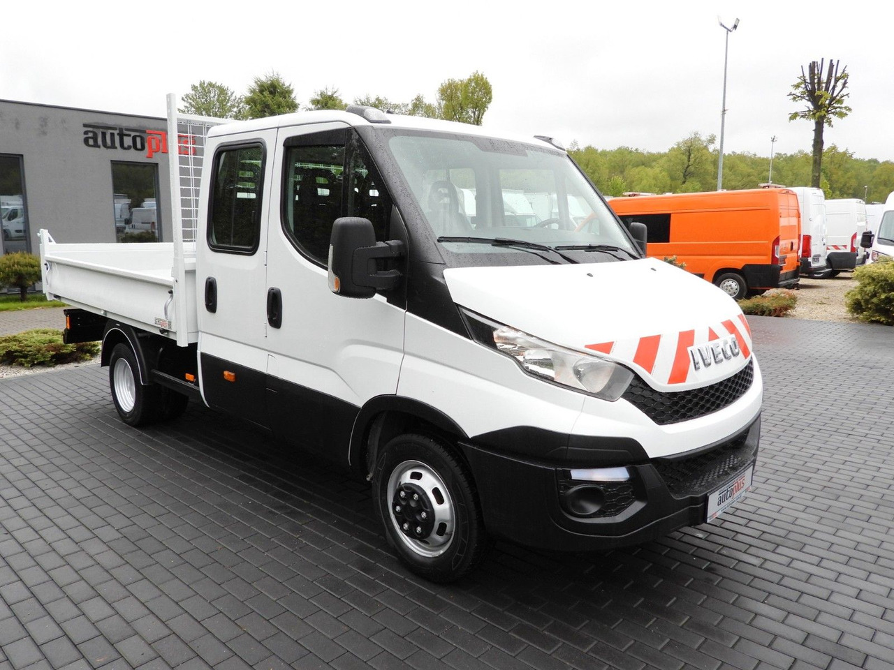 Iveco DAILY 35C13 KIPPER DOPPELKABINE DOKA 7 SITZE A/C - Furgoneta basculante, Furgoneta combi: foto 4 Iveco DAILY 35C13 KIPPER DOPPELKABINE DOKA 7 SITZE A/C - Furgoneta basculante, Furgoneta combi: foto 4