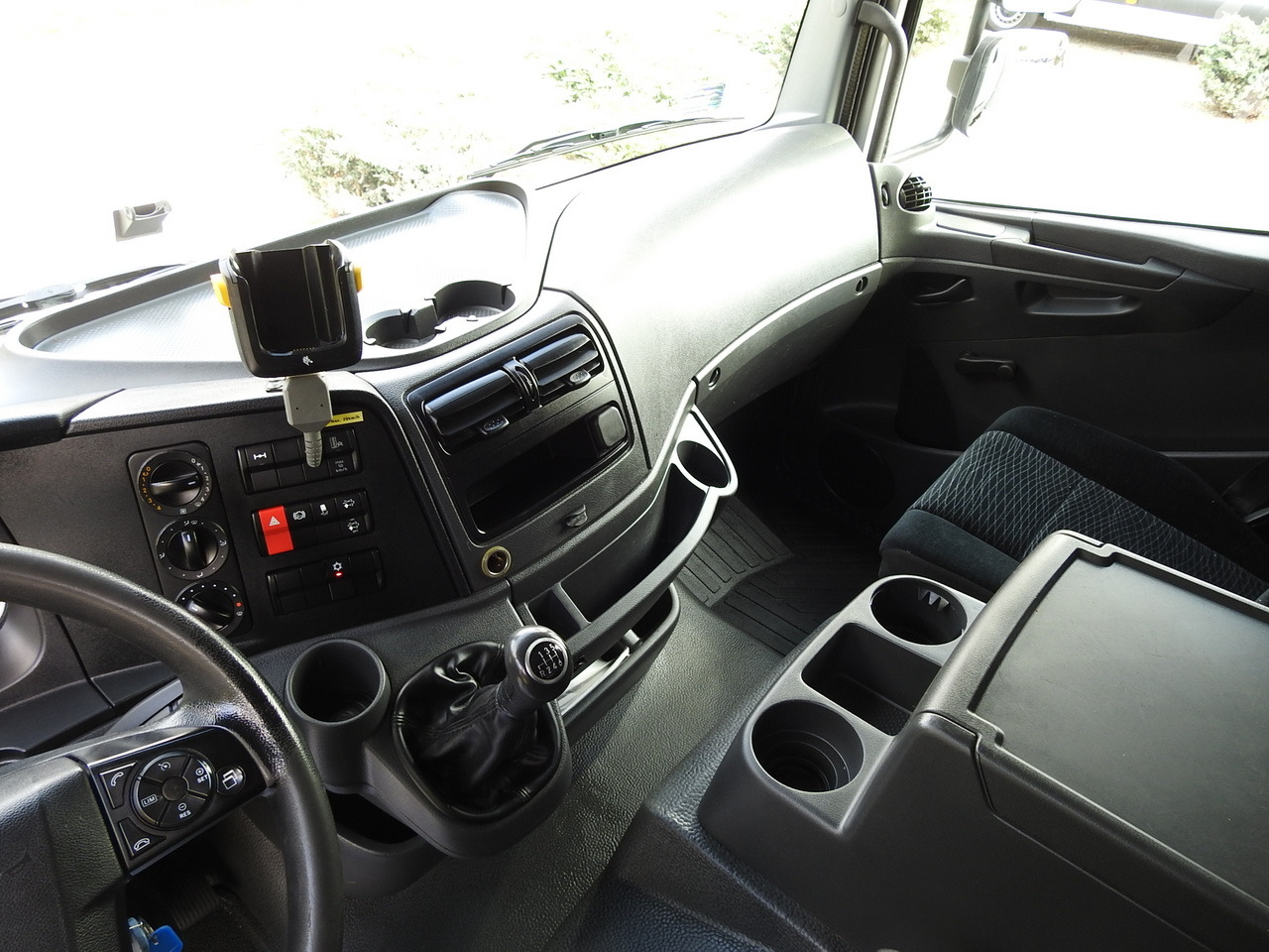 Camión lona MERCEDES ATEGO 1221 TARPAULIN LIFT 16 PALLETS WEBASTO AIR CONDITIONING PNEUMATICS TWIN WHEELS 230HP: foto 48 Camión lona MERCEDES ATEGO 1221 TARPAULIN LIFT 16 PALLETS WEBASTO AIR CONDITIONING PNEUMATICS TWIN WHEELS 230HP: foto 48