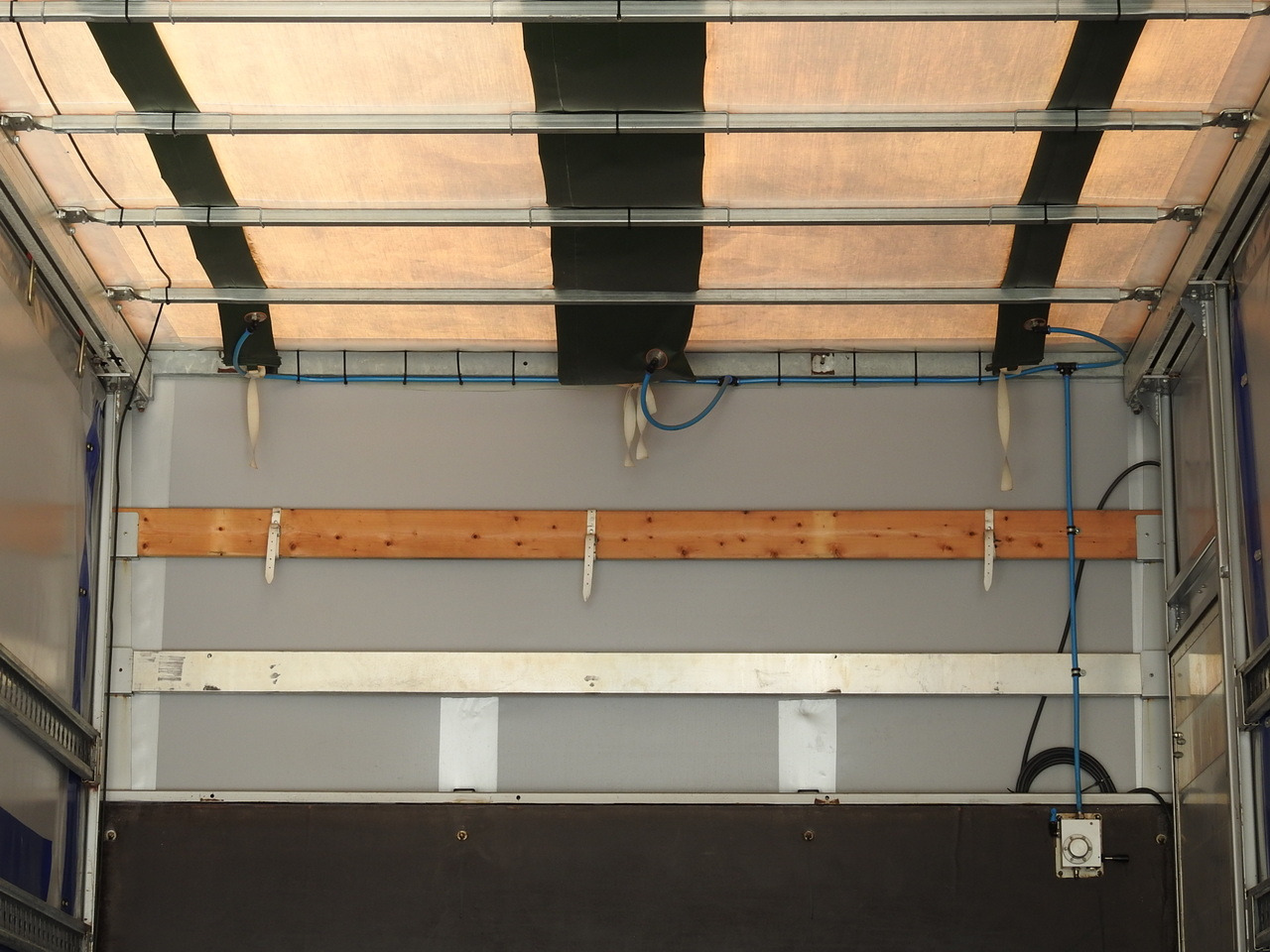 Camión lona MERCEDES ATEGO 1221 TARPAULIN LIFT 16 PALLETS WEBASTO AIR CONDITIONING PNEUMATICS TWIN WHEELS 230HP: foto 26 Camión lona MERCEDES ATEGO 1221 TARPAULIN LIFT 16 PALLETS WEBASTO AIR CONDITIONING PNEUMATICS TWIN WHEELS 230HP: foto 26