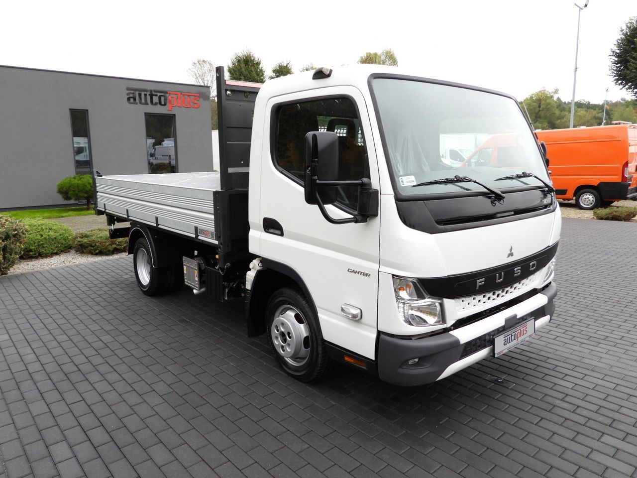 MITSUBISHI CANTER FUSO 3C15 THREE-WAY TIPPER 3 SEATS LED LIGHTS TWIN WHEELS 150HP - Furgoneta basculante: foto 4 MITSUBISHI CANTER FUSO 3C15 THREE-WAY TIPPER 3 SEATS LED LIGHTS TWIN WHEELS 150HP - Furgoneta basculante: foto 4