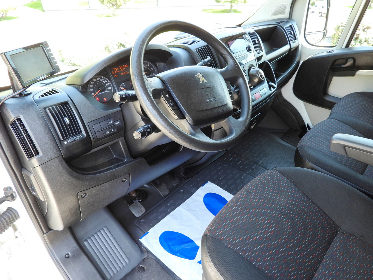 PEUGEOT BOXER BOX LIFT 8 PALLETS CRUISE CONTROL AIR CONDITIONING  130HP - Furgoneta caja cerrada: foto 2 PEUGEOT BOXER BOX LIFT 8 PALLETS CRUISE CONTROL AIR CONDITIONING  130HP - Furgoneta caja cerrada: foto 2