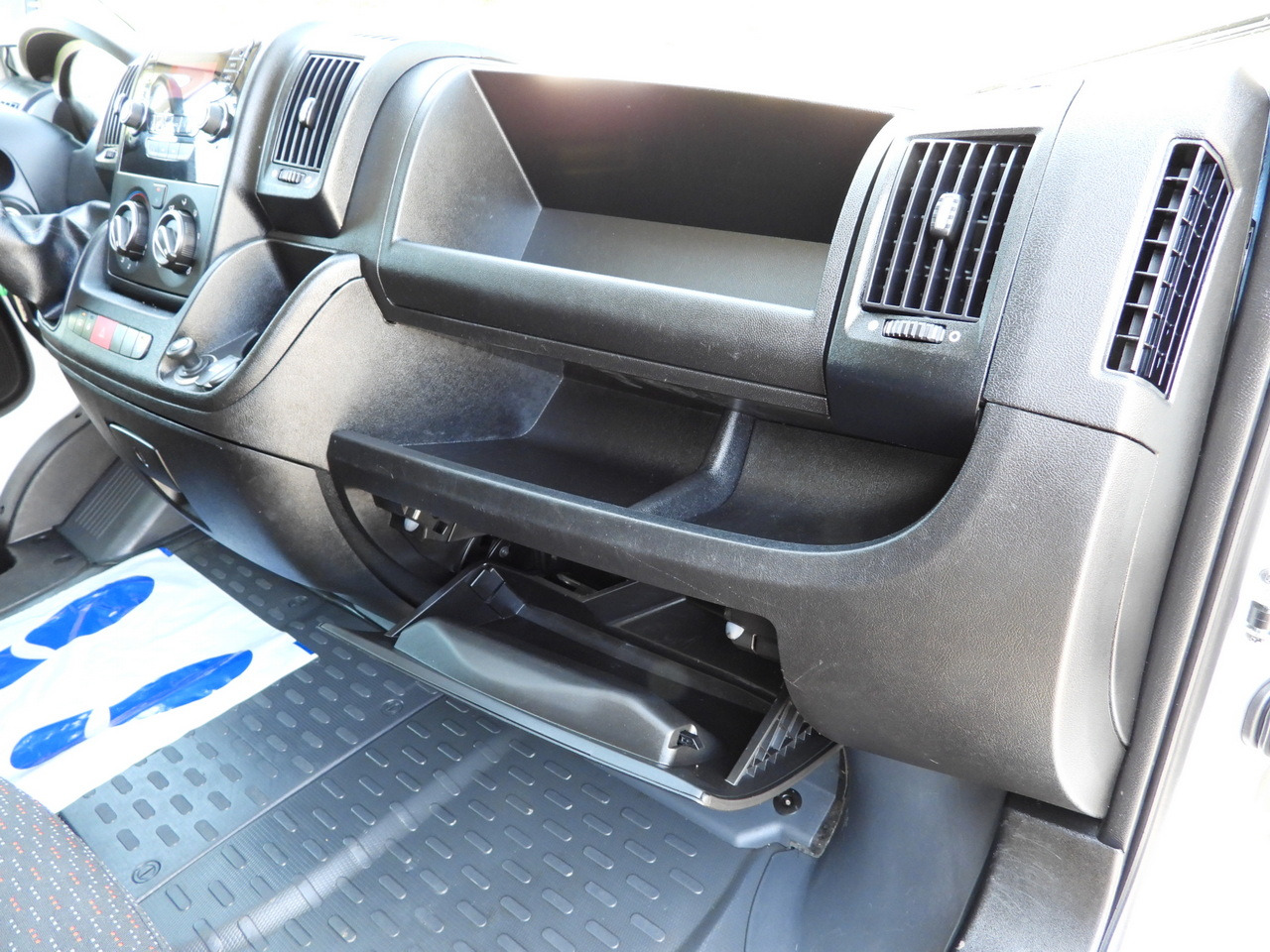 Furgoneta caja cerrada PEUGEOT BOXER BOX LIFT 8 PALLETS CRUISE CONTROL AIR CONDITIONING 130HP: foto 40 Furgoneta caja cerrada PEUGEOT BOXER BOX LIFT 8 PALLETS CRUISE CONTROL AIR CONDITIONING 130HP: foto 40