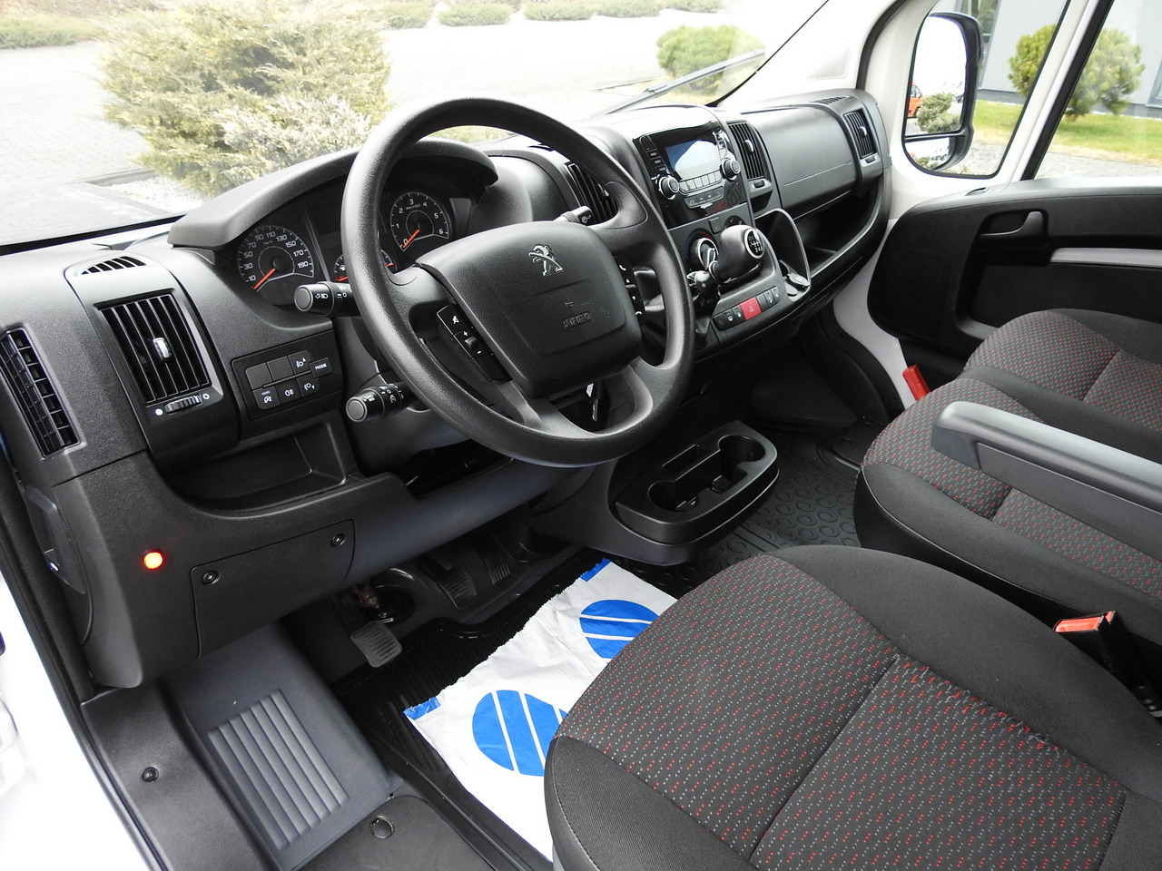 PEUGEOT BOXER BOX LIFT 8 PALLETS CRUISE CONTROL AIR CONDITIONING  140HP - Furgoneta caja cerrada: foto 2 PEUGEOT BOXER BOX LIFT 8 PALLETS CRUISE CONTROL AIR CONDITIONING  140HP - Furgoneta caja cerrada: foto 2