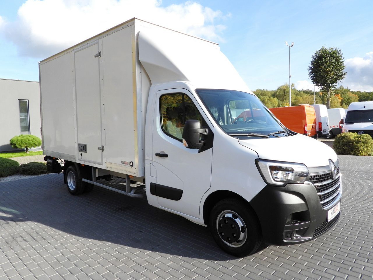 RENAULT MASTER BOX LIFT 8 PALLETS CRUISE CONTROL LED LIGHTS TWIN WHEELS AIR CONDITIONING 145HP - Furgoneta caja cerrada: foto 4 RENAULT MASTER BOX LIFT 8 PALLETS CRUISE CONTROL LED LIGHTS TWIN WHEELS AIR CONDITIONING 145HP - Furgoneta caja cerrada: foto 4