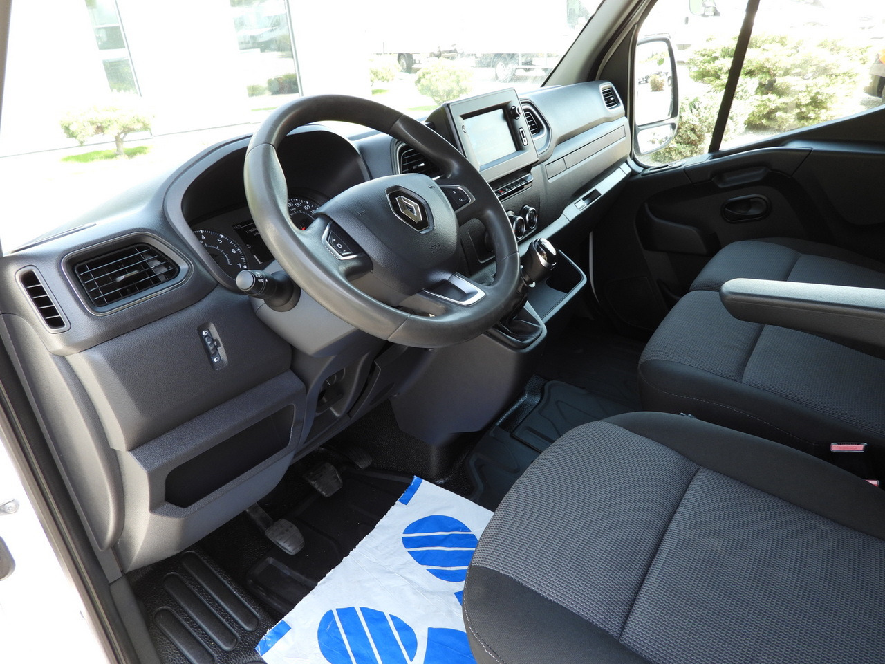 RENAULT MASTER  BOX LIFT 8 PALLETS CRUISE CONTROL NAVIGATION LED LIGHTS TWIN WHEELS AIR CONDITIONING  145HP - Furgoneta caja cerrada: foto 2 RENAULT MASTER  BOX LIFT 8 PALLETS CRUISE CONTROL NAVIGATION LED LIGHTS TWIN WHEELS AIR CONDITIONING  145HP - Furgoneta caja cerrada: foto 2