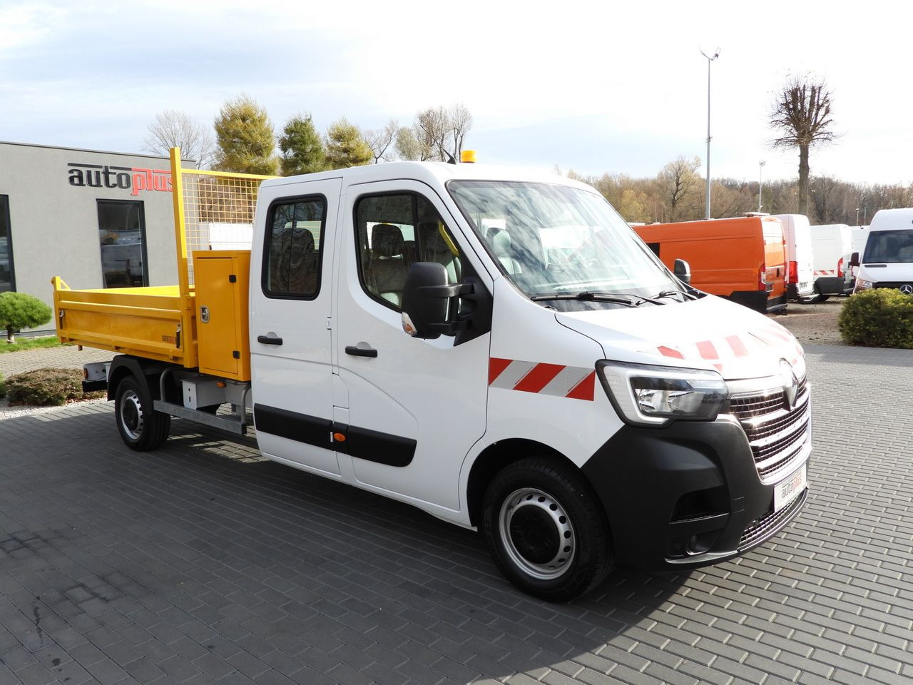RENAULT MASTER TIPPER DOUBLE CABIN DOKA 7 SEATS CRUISE CONTROL NAVIGATION LED LIGHTS AIR CONDITIONING 145HP - Furgoneta basculante: foto 4 RENAULT MASTER TIPPER DOUBLE CABIN DOKA 7 SEATS CRUISE CONTROL NAVIGATION LED LIGHTS AIR CONDITIONING 145HP - Furgoneta basculante: foto 4