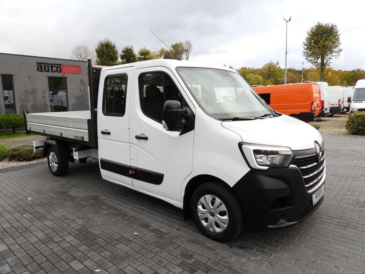 RENAULT MASTER TIPPER DOUBLE CABIN DOKA 7 SEATS CRUISE CONTROL NAVIGATION LED LIGHTS AIR CONDITIONING 145HP - Furgoneta basculante: foto 4 RENAULT MASTER TIPPER DOUBLE CABIN DOKA 7 SEATS CRUISE CONTROL NAVIGATION LED LIGHTS AIR CONDITIONING 145HP - Furgoneta basculante: foto 4