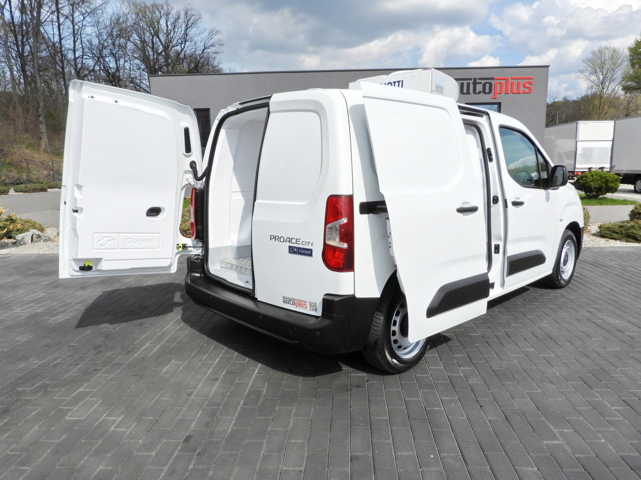 TOYOTA PROACE CITY REFRIGERATOR VAN -15*C POWER SUPPLY 230V CRUISE CONTROL AIR CONDITIONING 100HP - Furgoneta frigorifica: foto 3 TOYOTA PROACE CITY REFRIGERATOR VAN -15*C POWER SUPPLY 230V CRUISE CONTROL AIR CONDITIONING 100HP - Furgoneta frigorifica: foto 3