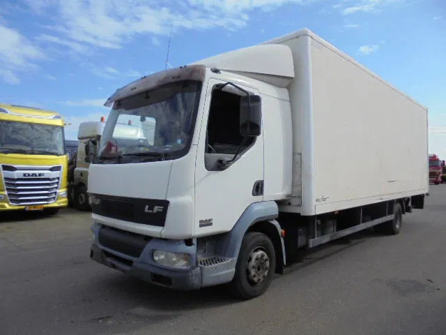 DAF LF 220 - Camión caja cerrada: foto 1 DAF LF 220 - Camión caja cerrada: foto 1
