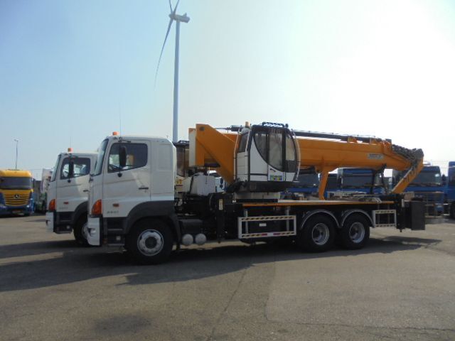 Hino 700 6X4 2IN STOCK - Camión con plataforma elevadora: foto 4 Hino 700 6X4 2IN STOCK - Camión con plataforma elevadora: foto 4