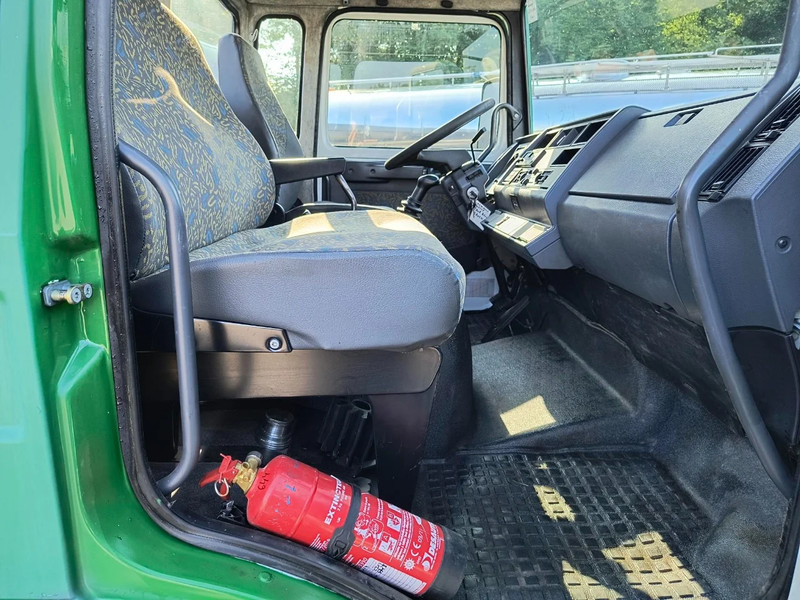 Foto del interior 1: Camión cisterna para transporte de leche Renault Midliner S135 - ONLY 54 400KM - SMALL TANK 3680L INSULATED INOX