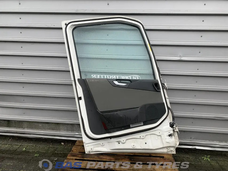 Volvo FH4 - Puerta y piezas para Camión: foto 2 Volvo FH4 - Puerta y piezas para Camión: foto 2