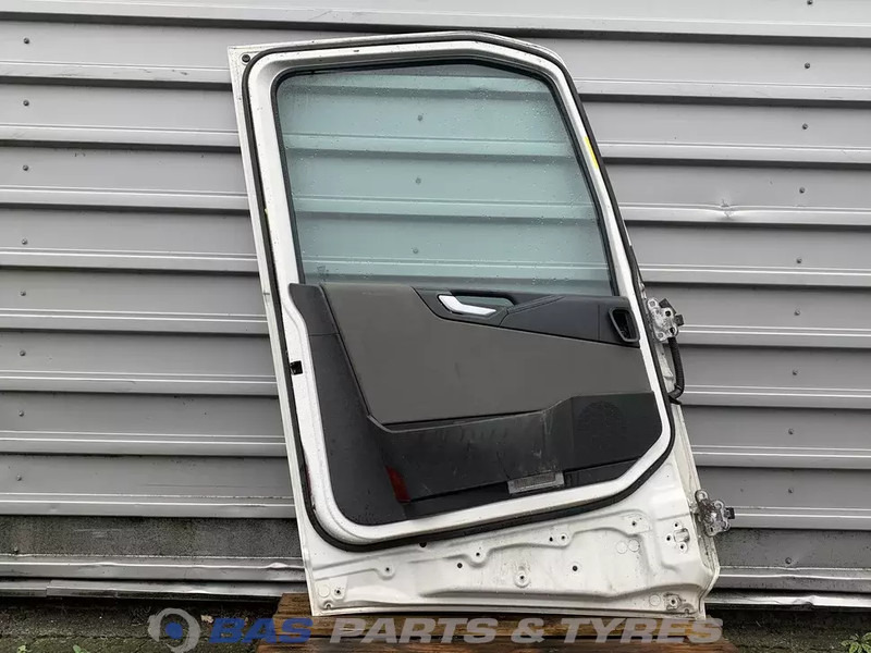 Volvo FH4 - Puerta y piezas para Camión: foto 2 Volvo FH4 - Puerta y piezas para Camión: foto 2