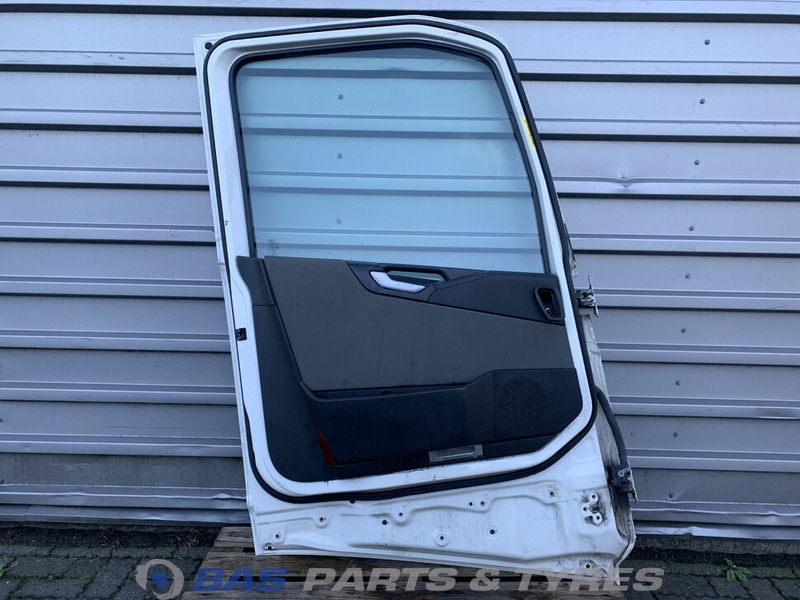 Volvo FH4 - Puerta y piezas para Camión: foto 1 Volvo FH4 - Puerta y piezas para Camión: foto 1