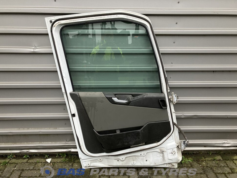 Volvo FH4 - Puerta y piezas para Camión: foto 2 Volvo FH4 - Puerta y piezas para Camión: foto 2