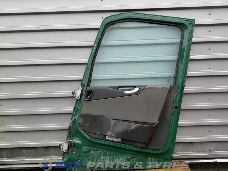 Volvo FH4 - Puerta y piezas para Camión: foto 2 Volvo FH4 - Puerta y piezas para Camión: foto 2