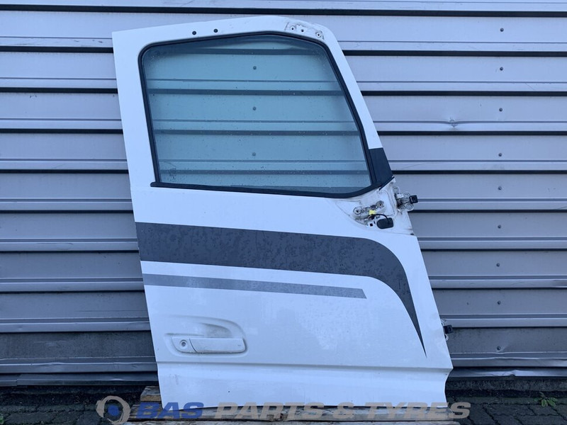Volvo FH4 - Puerta y piezas para Camión: foto 1 Volvo FH4 - Puerta y piezas para Camión: foto 1