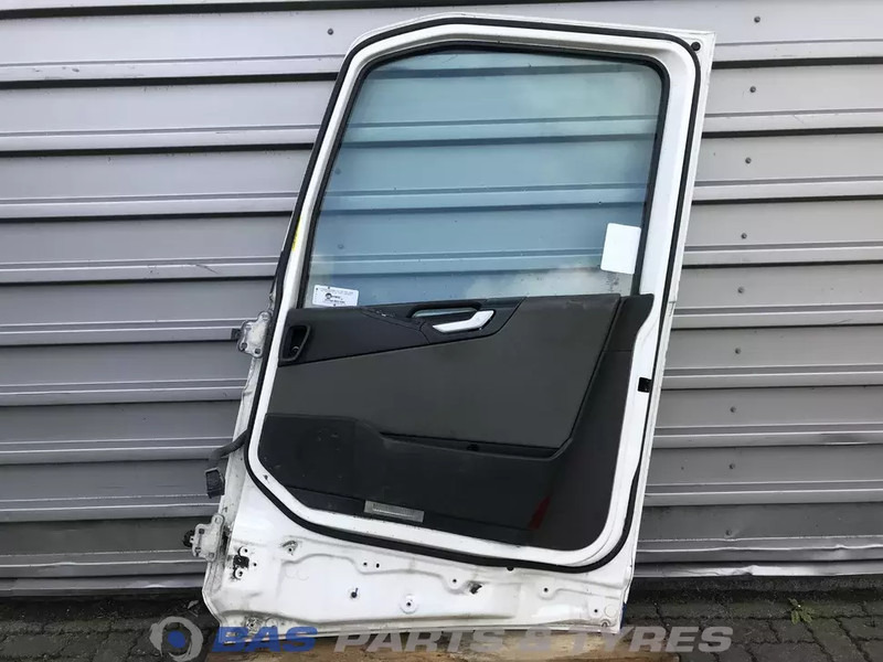 Volvo FH4 - Puerta y piezas para Camión: foto 2 Volvo FH4 - Puerta y piezas para Camión: foto 2