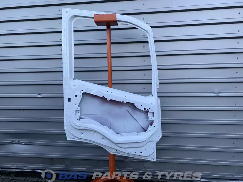 Volvo FM5 - Puerta y piezas para Camión: foto 2 Volvo FM5 - Puerta y piezas para Camión: foto 2