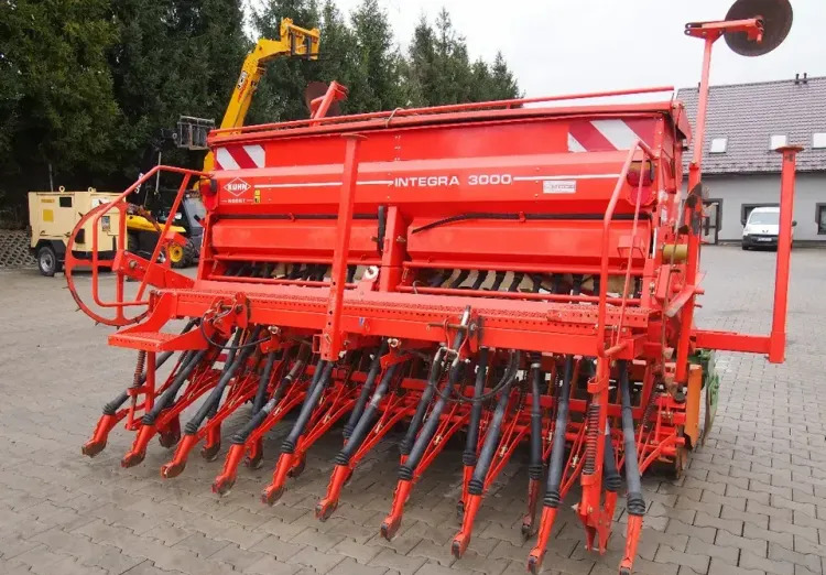 Agregat uprawowo-siewny Kuhn KE303 i INTEGRA 3000 2009 Agrebat uprawowo siewny, brona aktywna AMAZONE i KUHN - Combinado de siembra: foto 4 Agregat uprawowo-siewny Kuhn KE303 i INTEGRA 3000 2009 Agrebat uprawowo siewny, brona aktywna AMAZONE i KUHN - Combinado de siembra: foto 4