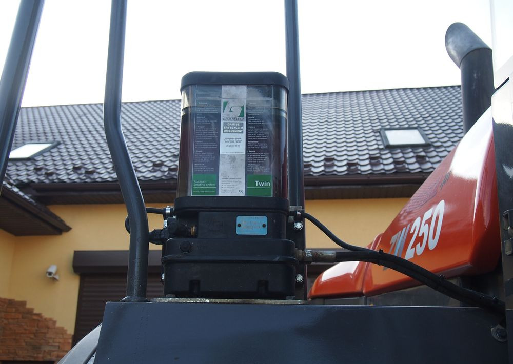 Cargadora de ruedas Ładowarka Hitachi ZW250 2010 Ładowarka Hitachi Waga, Centralne smarowanie: foto 9