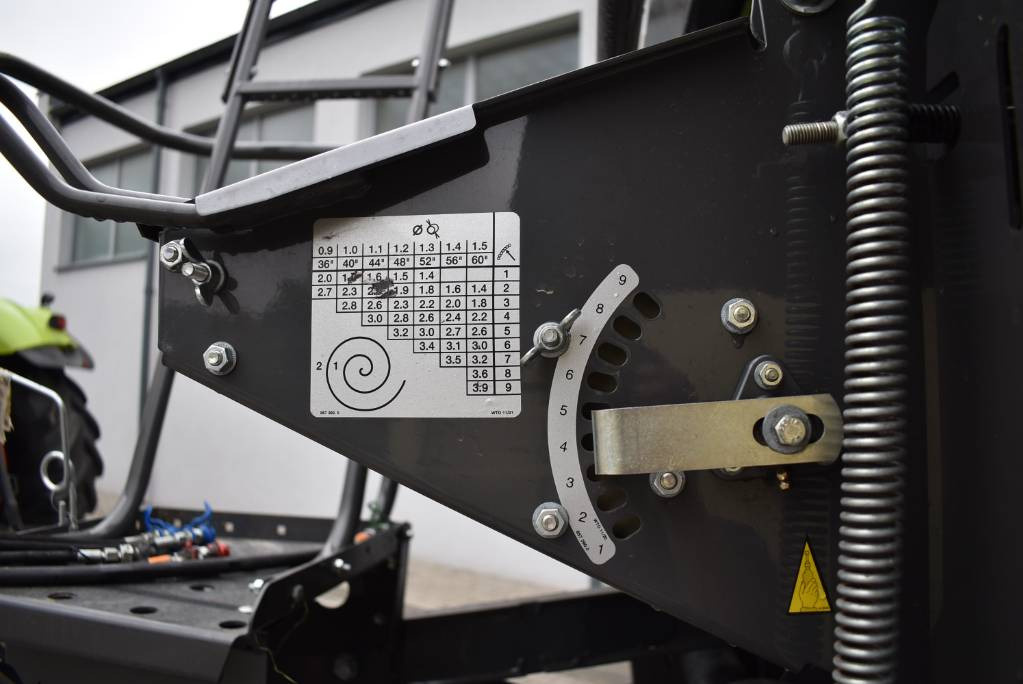 Arrendamiento de Claas Variant 460 RC  Claas Variant 460 RC: foto 24