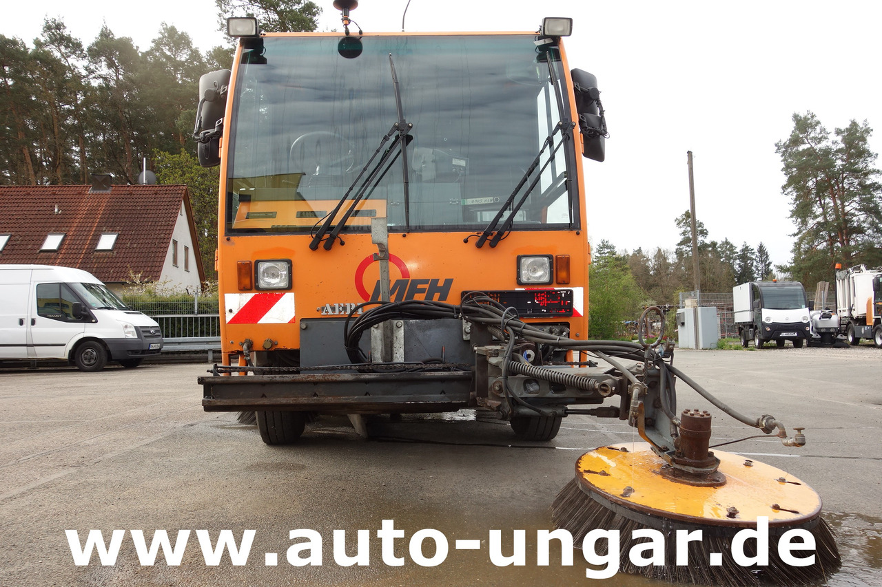 Aebi MFH 5000 Kehrmaschine Baujahr 2004 4-Rad Lenkung Wildkrautbesen - Barredora vial: foto 2 Aebi MFH 5000 Kehrmaschine Baujahr 2004 4-Rad Lenkung Wildkrautbesen - Barredora vial: foto 2
