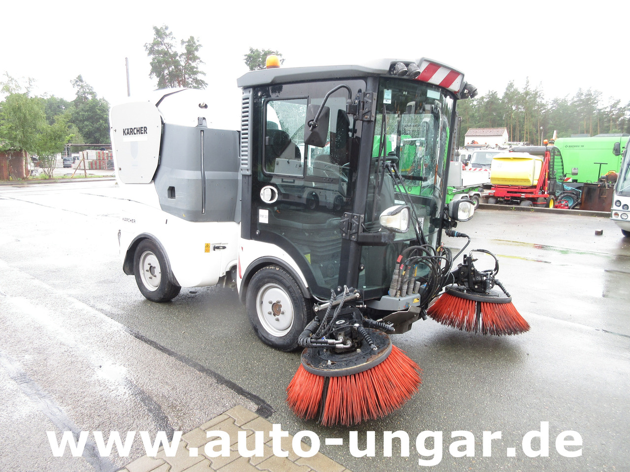 KÄRCHER MC130 Advanced Kehrmaschine Geräteträger 4x4 Kommunalfahrzeug MIC 130 Professional - Barredora vial: foto 1 KÄRCHER MC130 Advanced Kehrmaschine Geräteträger 4x4 Kommunalfahrzeug MIC 130 Professional - Barredora vial: foto 1