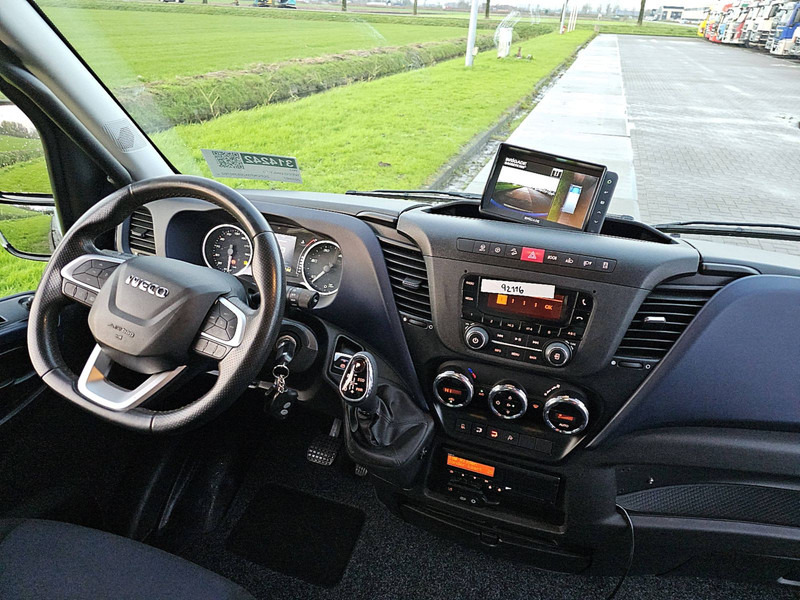 Foto del interior 1: Furgoneta caja cerrada Iveco Daily 70 CNG AIRCO LAADKLEP