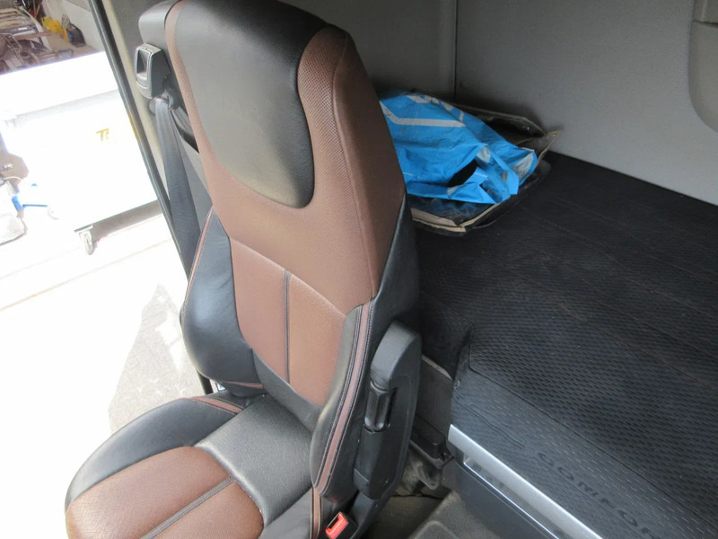 DAF 2109118 // 2109134 LEER LUX STOEL LUCHTGEVEEER RECHTS EN LINKS EURO 6 - Asiento para Camión: foto 5 DAF 2109118 // 2109134 LEER LUX STOEL LUCHTGEVEEER RECHTS EN LINKS EURO 6 - Asiento para Camión: foto 5
