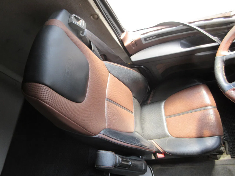 DAF 2109118 // 2109134 LEER LUX STOEL LUCHTGEVEEER RECHTS EN LINKS EURO 6 - Asiento para Camión: foto 2 DAF 2109118 // 2109134 LEER LUX STOEL LUCHTGEVEEER RECHTS EN LINKS EURO 6 - Asiento para Camión: foto 2