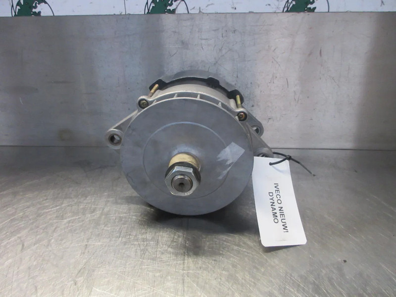Iveco 0 120 689 524 BOSCH DYNAMO IVECO EURO 2 NIEUWE OP VOORRAAD - Alternador para Camión: foto 2 Iveco 0 120 689 524 BOSCH DYNAMO IVECO EURO 2 NIEUWE OP VOORRAAD - Alternador para Camión: foto 2