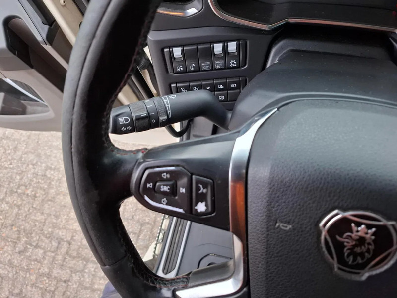 Cabeza tractora Scania NGS S650 V8 / RETARDER / 633397 KM / 9 TON FRONT AXELE / FULL-AIR / INLINER / FULL SPOILER / LEATHER / ALCOA / NAVI / FRIDGE / E: foto 16