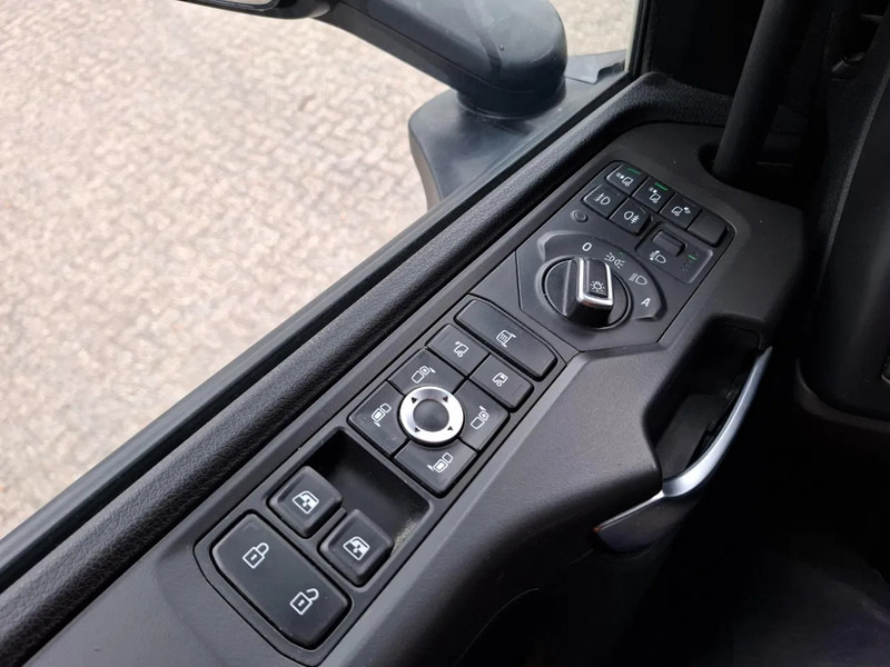 Cabeza tractora Scania NGS S650 V8 / RETARDER / 633397 KM / 9 TON FRONT AXELE / FULL-AIR / INLINER / FULL SPOILER / LEATHER / ALCOA / NAVI / FRIDGE / E: foto 19