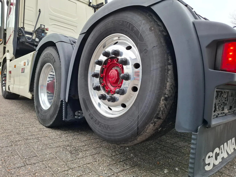 Cabeza tractora Scania NGS S650 V8 / RETARDER / 633397 KM / 9 TON FRONT AXELE / FULL-AIR / INLINER / FULL SPOILER / LEATHER / ALCOA / NAVI / FRIDGE / E: foto 12