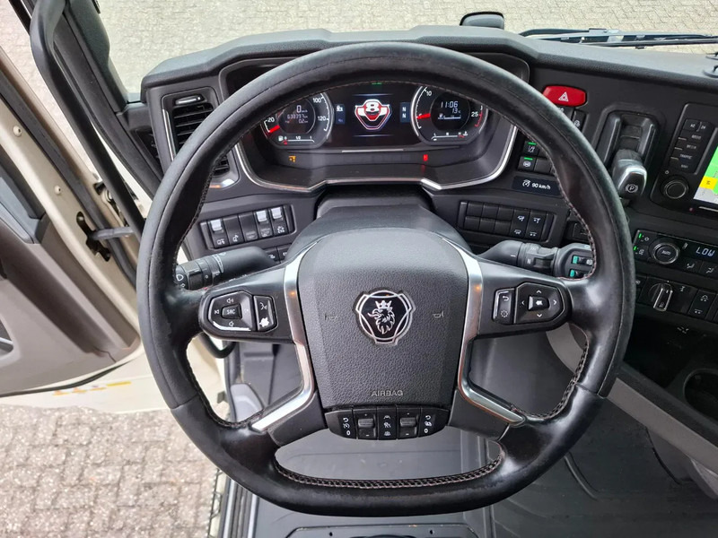 Cabeza tractora Scania NGS S650 V8 / RETARDER / 633397 KM / 9 TON FRONT AXELE / FULL-AIR / INLINER / FULL SPOILER / LEATHER / ALCOA / NAVI / FRIDGE / E: foto 15