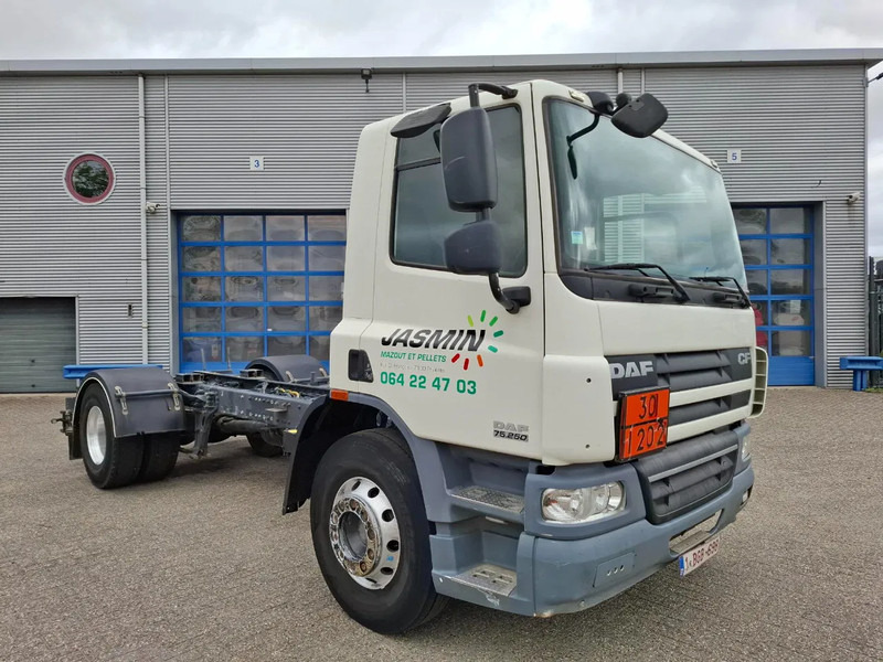 DAF CF75-250 / ADR / ONLY:320740 KM / PTO / INLINER / ALCOA / GOOD CONDITION / MANUAL / EURO-5 / 2011 - Camión chasis: foto 2 DAF CF75-250 / ADR / ONLY:320740 KM / PTO / INLINER / ALCOA / GOOD CONDITION / MANUAL / EURO-5 / 2011 - Camión chasis: foto 2