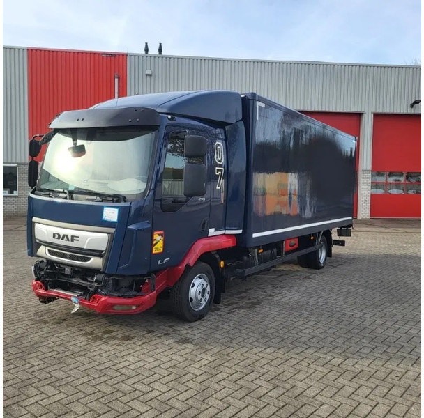 DAF LF 210 / ENGINE RUNNING / ONLY:120371 KM / PLATFORM:1000 KG / LWDS / AIRCO / AUTOMATIC / EURO-6 / 2022 - Camión caja cerrada: foto 1 DAF LF 210 / ENGINE RUNNING / ONLY:120371 KM / PLATFORM:1000 KG / LWDS / AIRCO / AUTOMATIC / EURO-6 / 2022 - Camión caja cerrada: foto 1