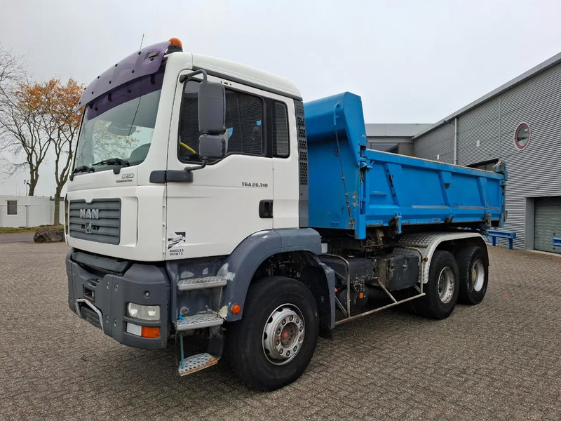 MAN TGA 26.310 / 6X4 / 2XBIG AXLE / 2SIDE TIPPER / ONLY:545423 KM / TUV:06-05-2026 / FULL-STEEL / AIRCO / MANUAL / EURO-4 / 2005 - Camión volquete: foto 3 MAN TGA 26.310 / 6X4 / 2XBIG AXLE / 2SIDE TIPPER / ONLY:545423 KM / TUV:06-05-2026 / FULL-STEEL / AIRCO / MANUAL / EURO-4 / 2005 - Camión volquete: foto 3